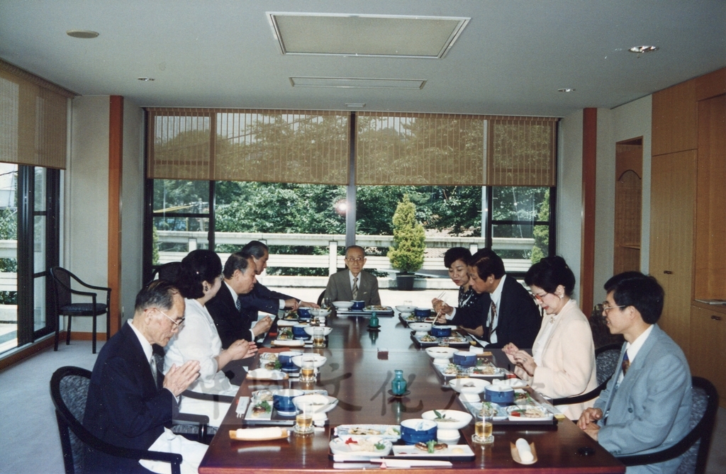 1995年7月10日董事長張鏡湖率同校長林彩梅等一行赴橫濱孝道山參訪孝道總會並拜訪統理岡野正貫伉儷的圖檔，第8張，共8張
