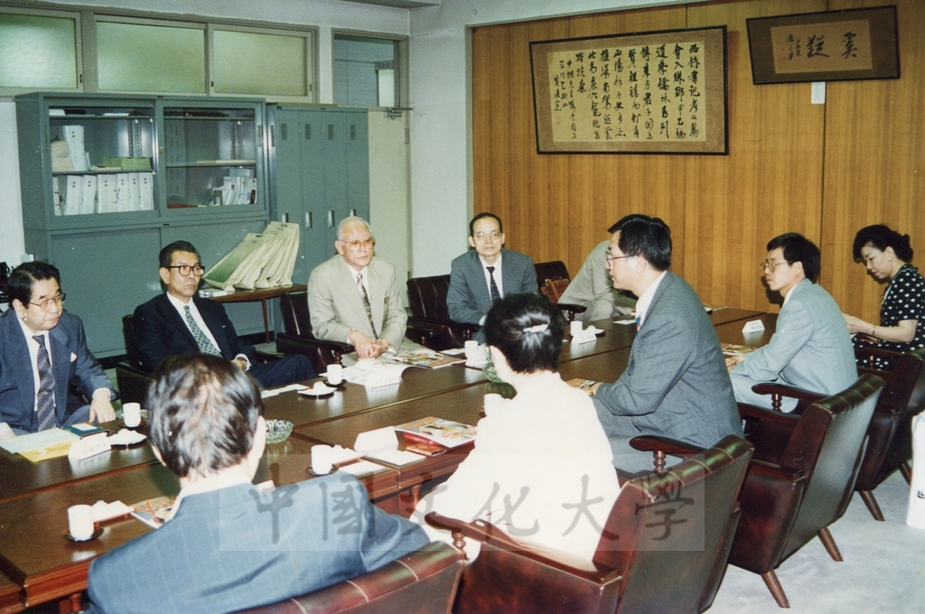 1995年7月10日董事長張鏡湖率同校長林彩梅等一行參訪二松學舍大學並拜會理事長佐佐木及校長雨海博洋的圖檔，第6張，共11張