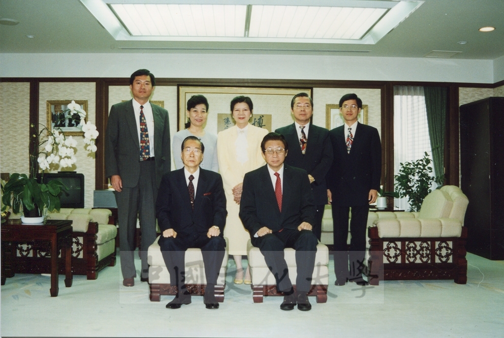 1995年7月11日董事長張鏡湖率同校長林彩梅等一行拜會駐日代表林金莖先生、日本參議院自由民主黨幹事長村上正邦先生的圖檔，第1張，共9張