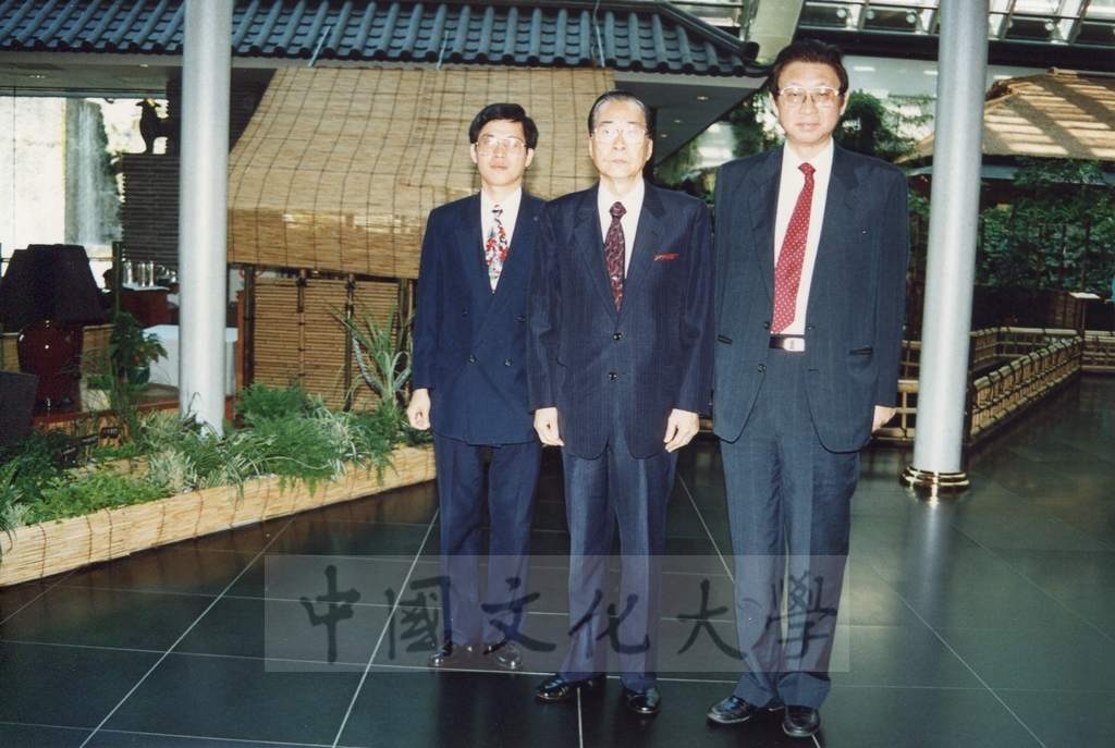 1995年7月11日董事長張鏡湖率同校長林彩梅等一行拜會駐日代表林金莖先生、日本參議院自由民主黨幹事長村上正邦先生的圖檔，第5張，共9張