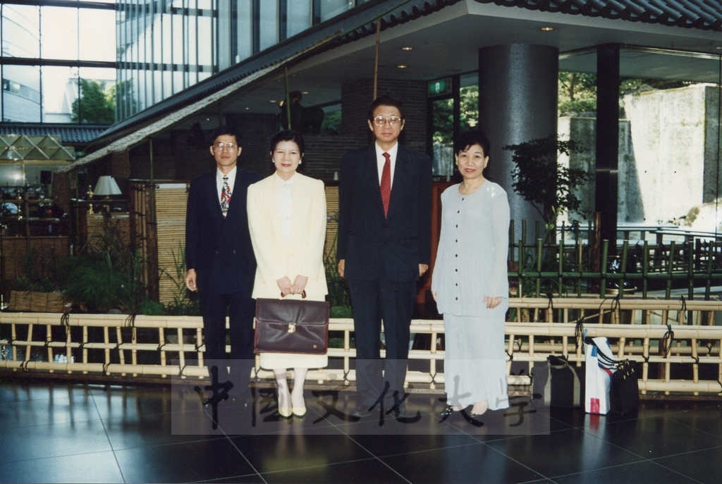 1995年7月11日董事長張鏡湖率同校長林彩梅等一行拜會駐日代表林金莖先生、日本參議院自由民主黨幹事長村上正邦先生的圖檔，第8張，共9張