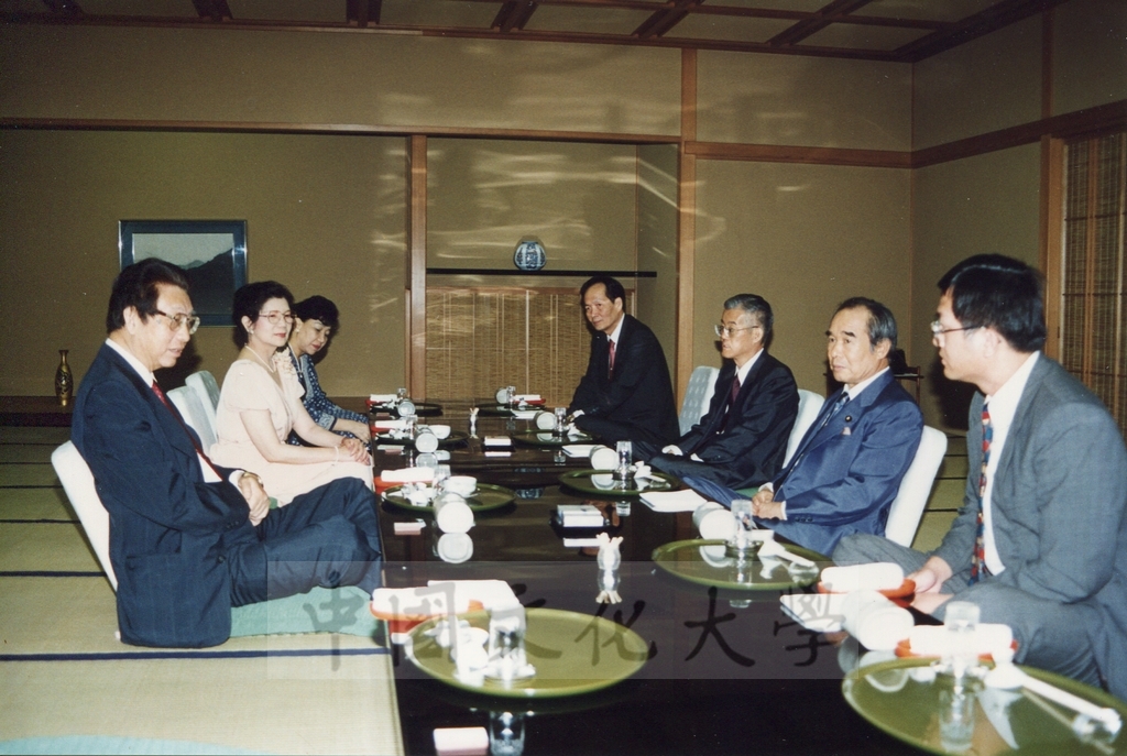 1995年7月11日董事長張鏡湖率同校長林彩梅等一行拜會駐日代表林金莖先生、日本參議院自由民主黨幹事長村上正邦先生的圖檔，第9張，共9張