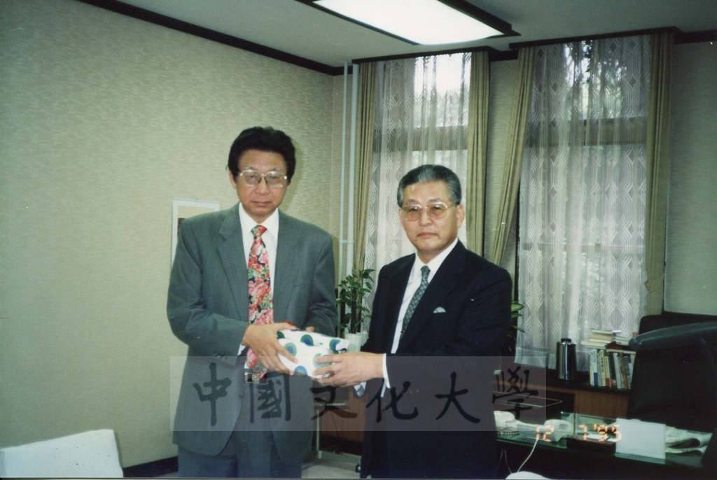 1995年7月12日董事長張鏡湖率同校長林彩梅等一行參訪日本拓殖大學並拜會理事長渡藤展信先生的圖檔，第2張，共5張