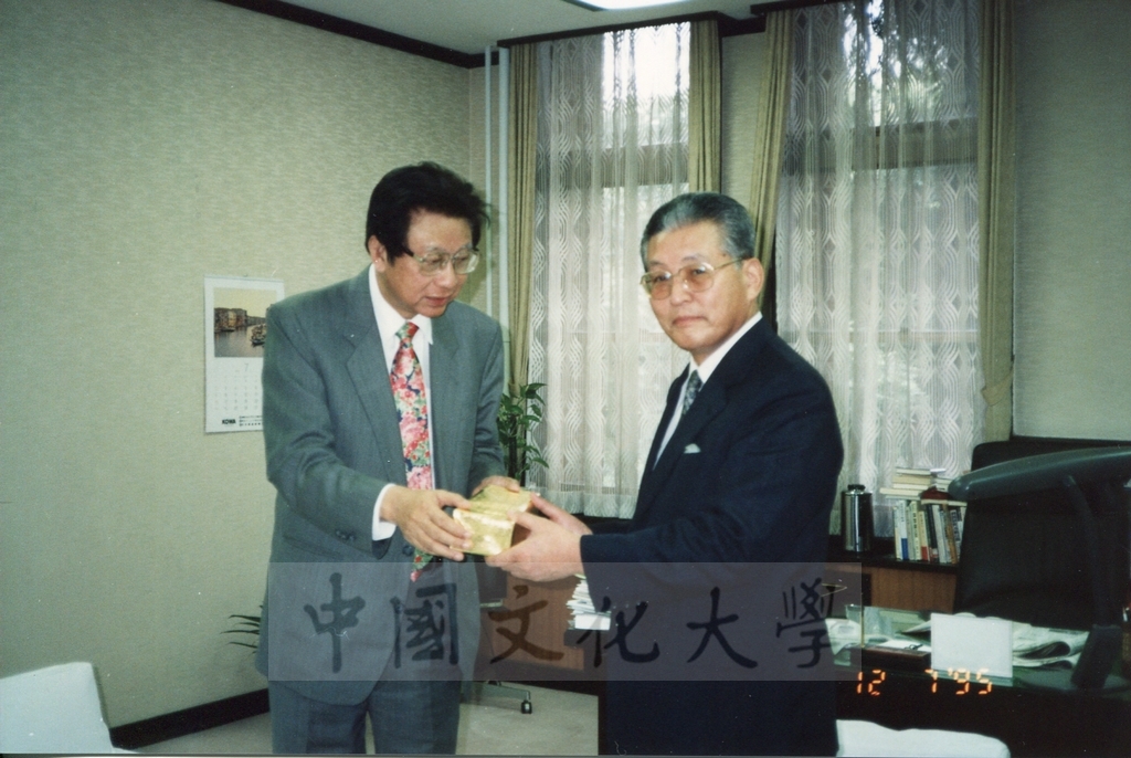 1995年7月12日董事長張鏡湖率同校長林彩梅等一行參訪日本拓殖大學並拜會理事長渡藤展信先生的圖檔，第3張，共5張