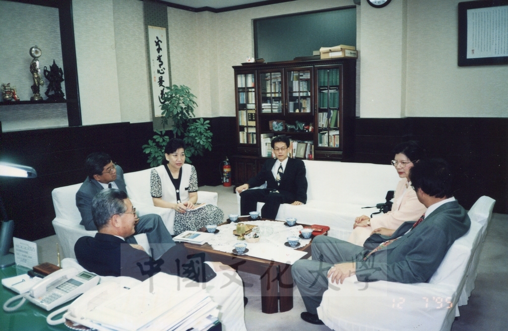 1995年7月12日董事長張鏡湖率同校長林彩梅等一行參訪日本拓殖大學並拜會理事長渡藤展信先生的圖檔，第4張，共5張