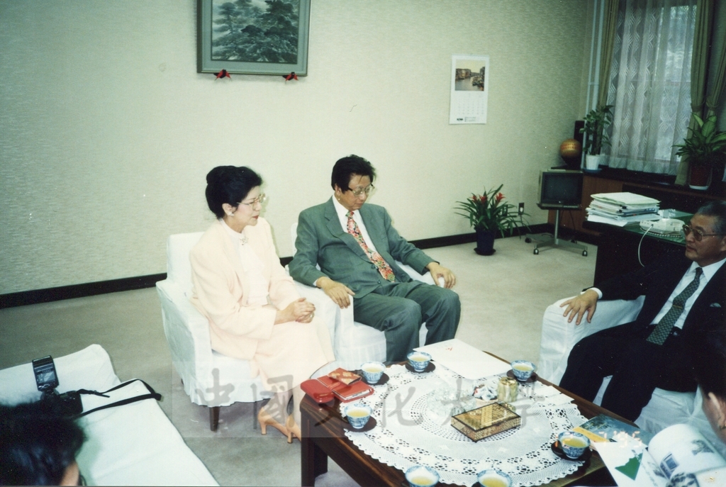 1995年7月12日董事長張鏡湖率同校長林彩梅等一行參訪日本拓殖大學並拜會理事長渡藤展信先生的圖檔，第5張，共5張