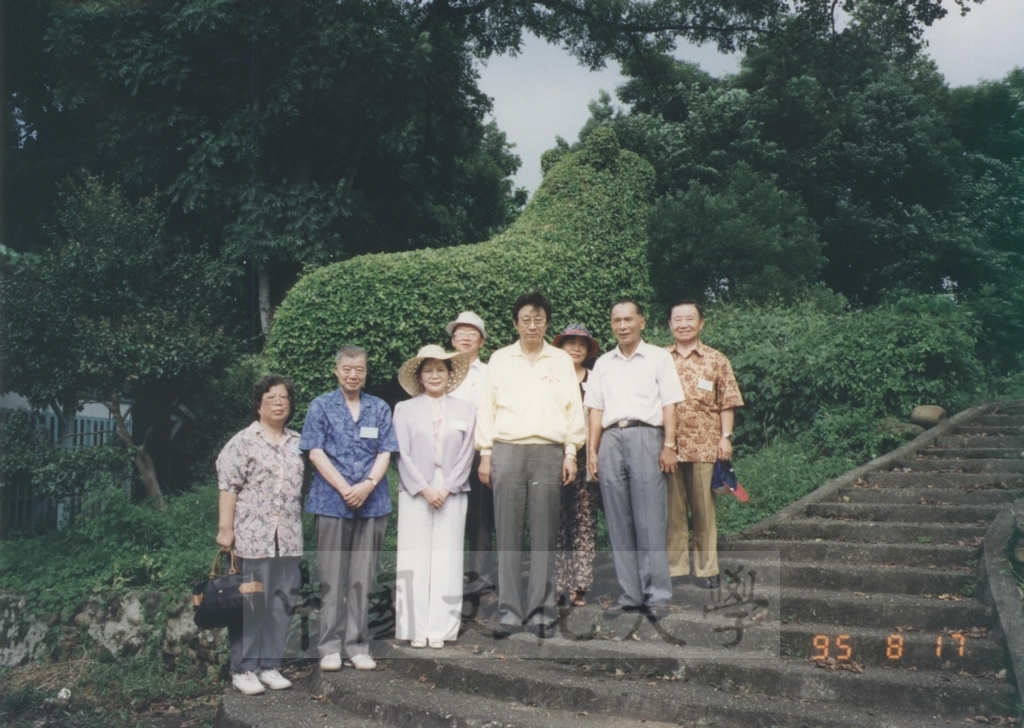 1995年8月17日本校教職員自強活動在董事長張鏡湖、校長林彩梅引領下前往台南走馬瀨農場的圖檔，第1張，共7張