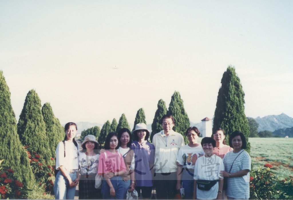 1995年8月17日本校教職員自強活動在董事長張鏡湖、校長林彩梅引領下前往台南走馬瀨農場的圖檔，第4張，共7張