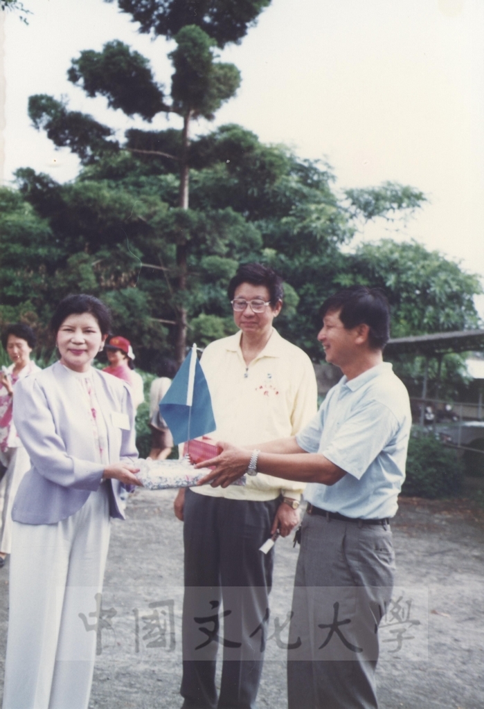1995年8月17日本校教職員自強活動在董事長張鏡湖、校長林彩梅引領下前往台南走馬瀨農場的圖檔，第5張，共7張