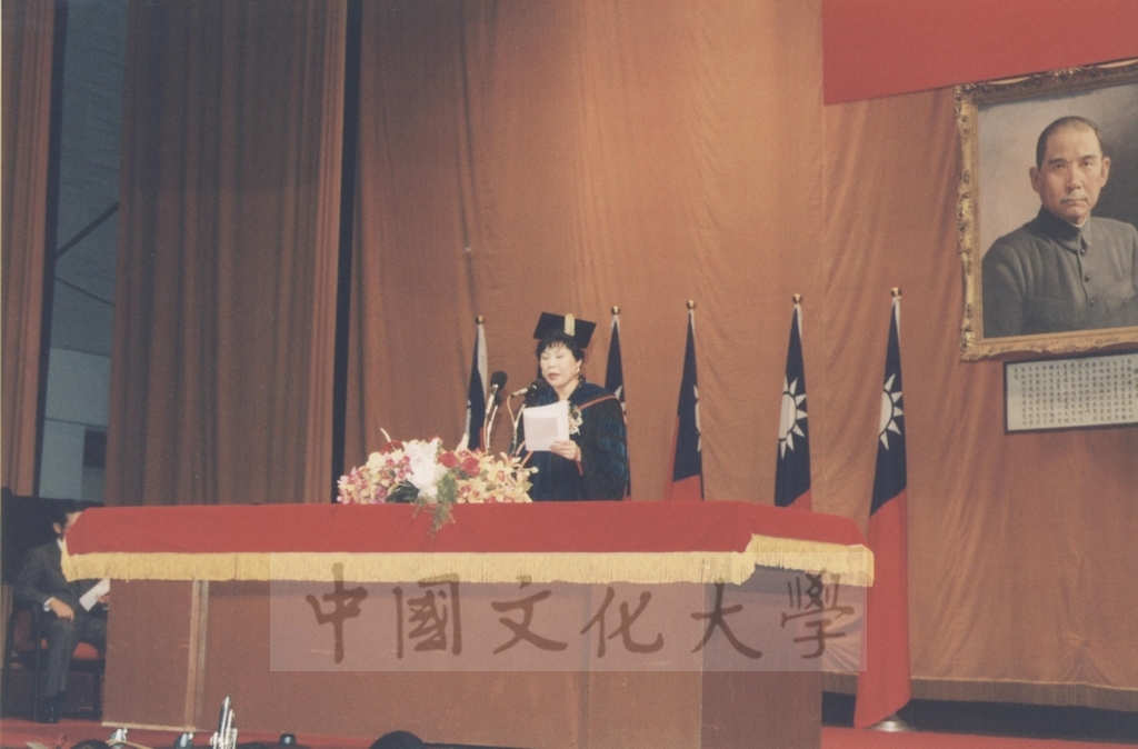 1995年9月21日日本參議院自由民主黨幹事長村上正邦先生獲頒本校名譽法學博士學位頒贈典禮的圖檔，第6張，共26張