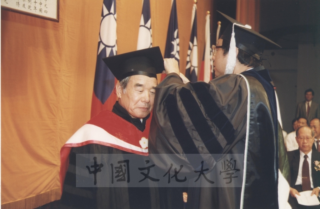 1995年9月21日日本參議院自由民主黨幹事長村上正邦先生獲頒本校名譽法學博士學位頒贈典禮的圖檔，第9張，共26張