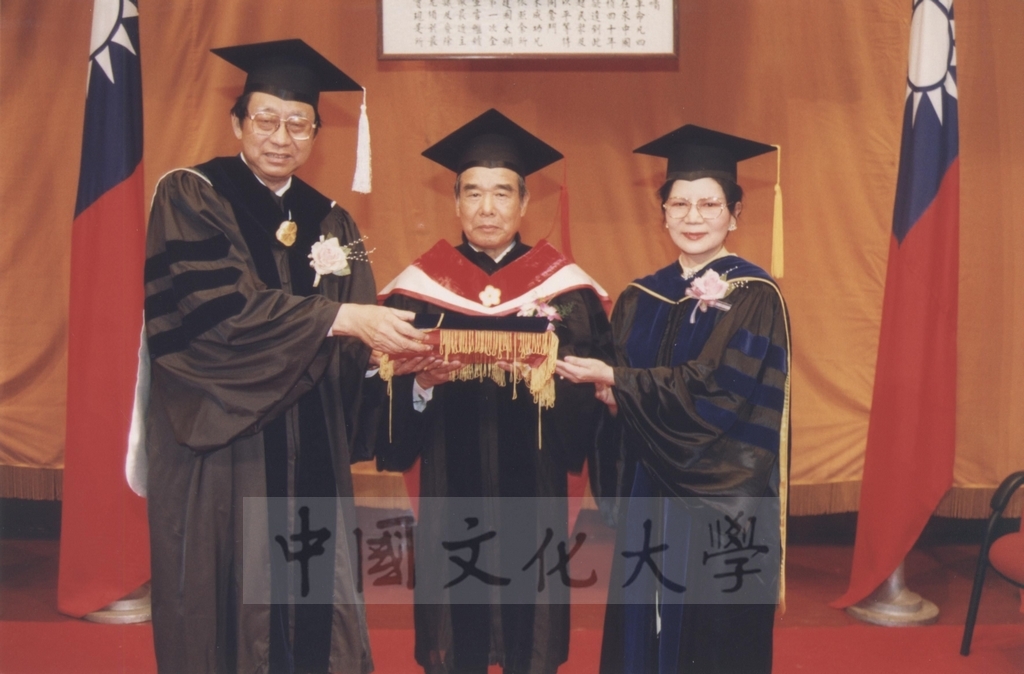 1995年9月21日日本參議院自由民主黨幹事長村上正邦先生獲頒本校名譽法學博士學位頒贈典禮的圖檔，第10張，共26張