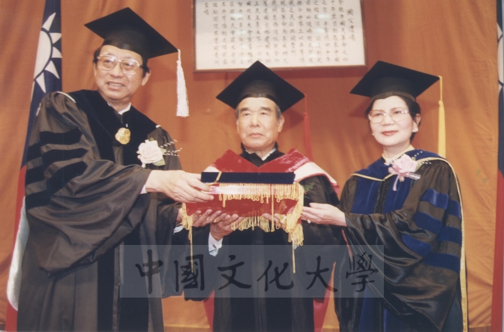 1995年9月21日日本參議院自由民主黨幹事長村上正邦先生獲頒本校名譽法學博士學位頒贈典禮的圖檔，第12張，共26張