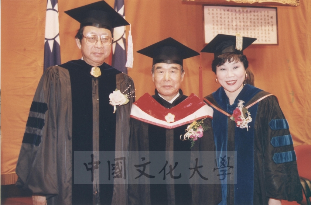 1995年9月21日日本參議院自由民主黨幹事長村上正邦先生獲頒本校名譽法學博士學位頒贈典禮的圖檔，第19張，共26張