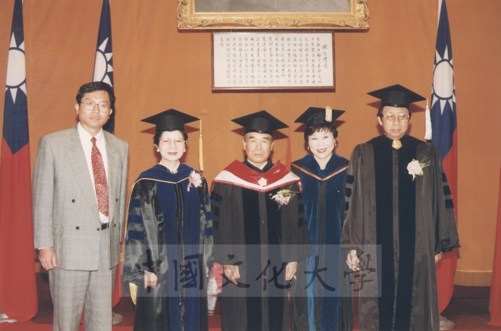 1995年9月21日日本參議院自由民主黨幹事長村上正邦先生獲頒本校名譽法學博士學位頒贈典禮的圖檔，第20張，共26張