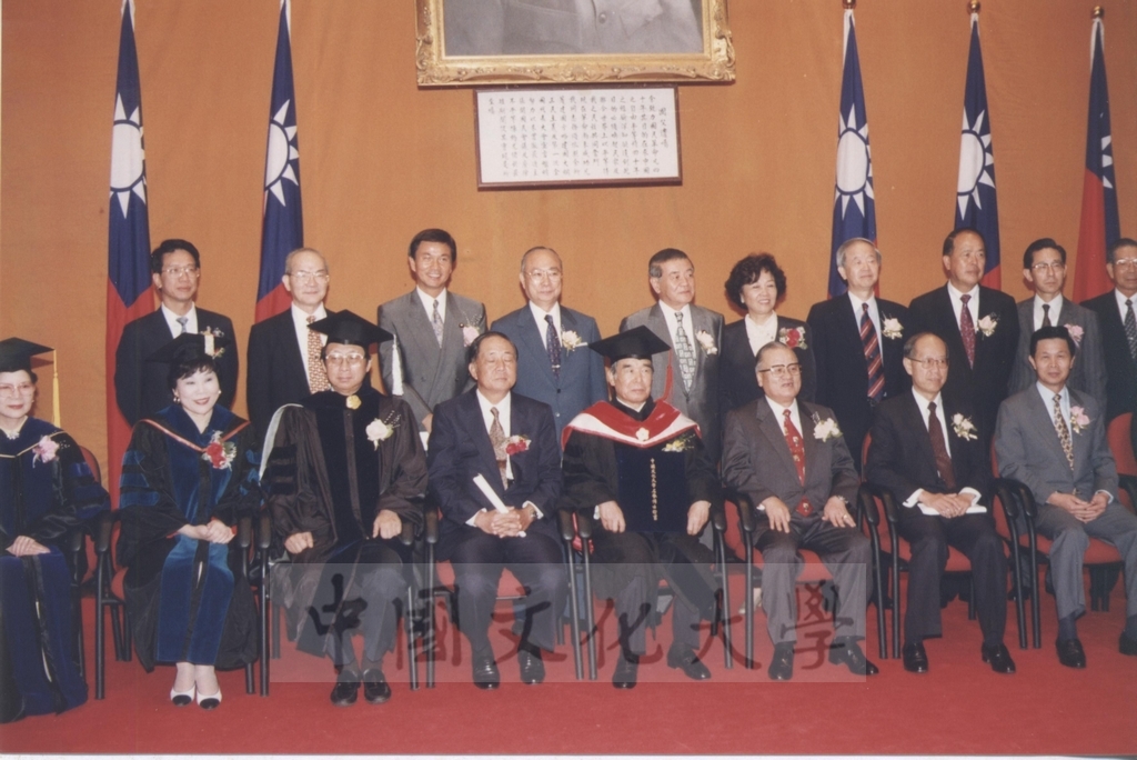 1995年9月21日日本參議院自由民主黨幹事長村上正邦先生獲頒本校名譽法學博士學位頒贈典禮的圖檔，第22張，共26張