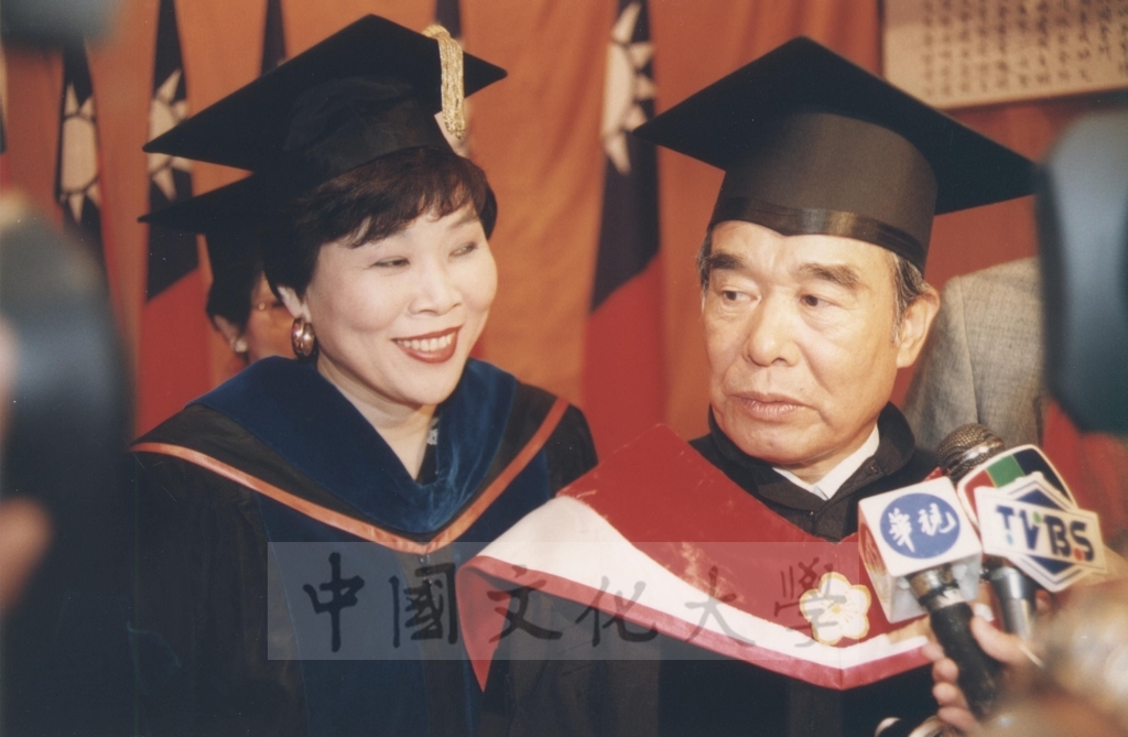 1995年9月21日日本參議院自由民主黨幹事長村上正邦先生獲頒本校名譽法學博士學位頒贈典禮的圖檔，第24張，共26張