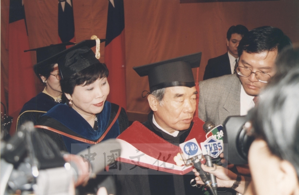 1995年9月21日日本參議院自由民主黨幹事長村上正邦先生獲頒本校名譽法學博士學位頒贈典禮的圖檔，第25張，共26張