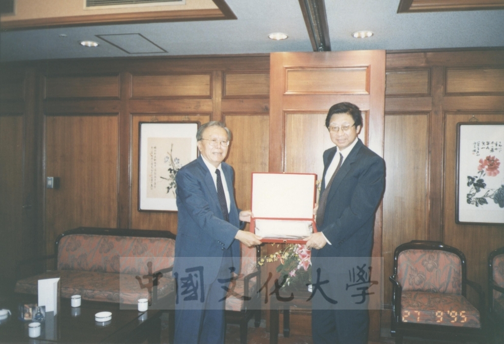 1995年9月27日董事長張鏡湖、校長林彩梅與師長餐敘合影留念的圖檔，第1張，共2張