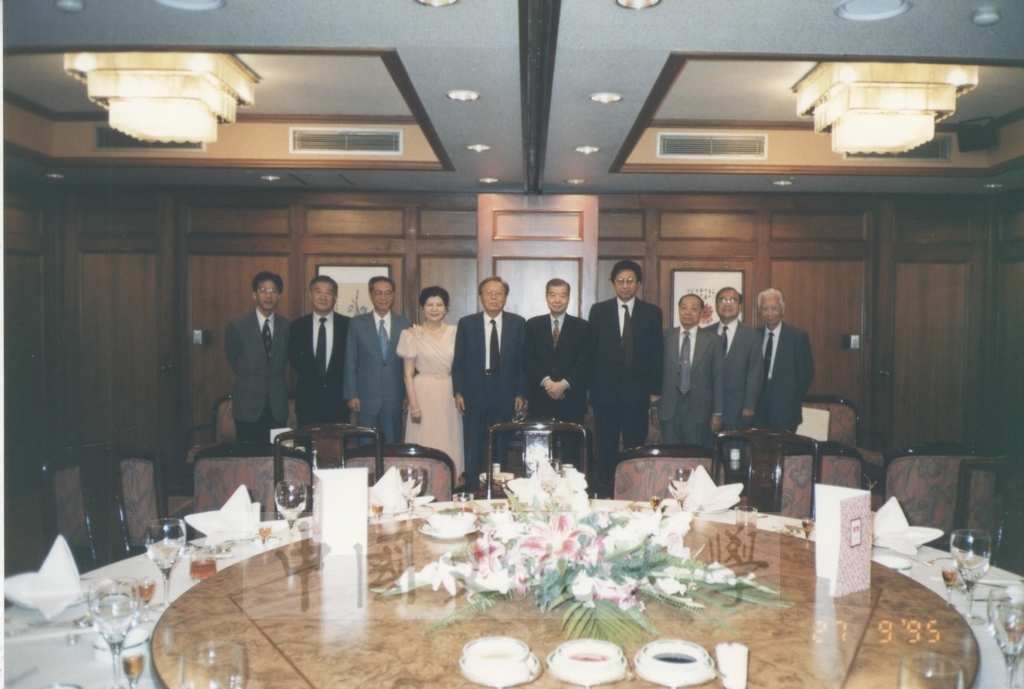 1995年9月27日董事長張鏡湖、校長林彩梅與師長餐敘合影留念的圖檔，第2張，共2張