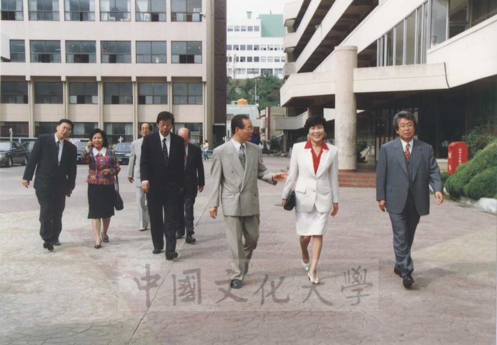 1995年9月28日至10月1日董事長張鏡湖率同董事穆閩珠、學務長陳嘉遠、韓文系副教授吳惠純出訪韓國的圖檔，第2張，共48張