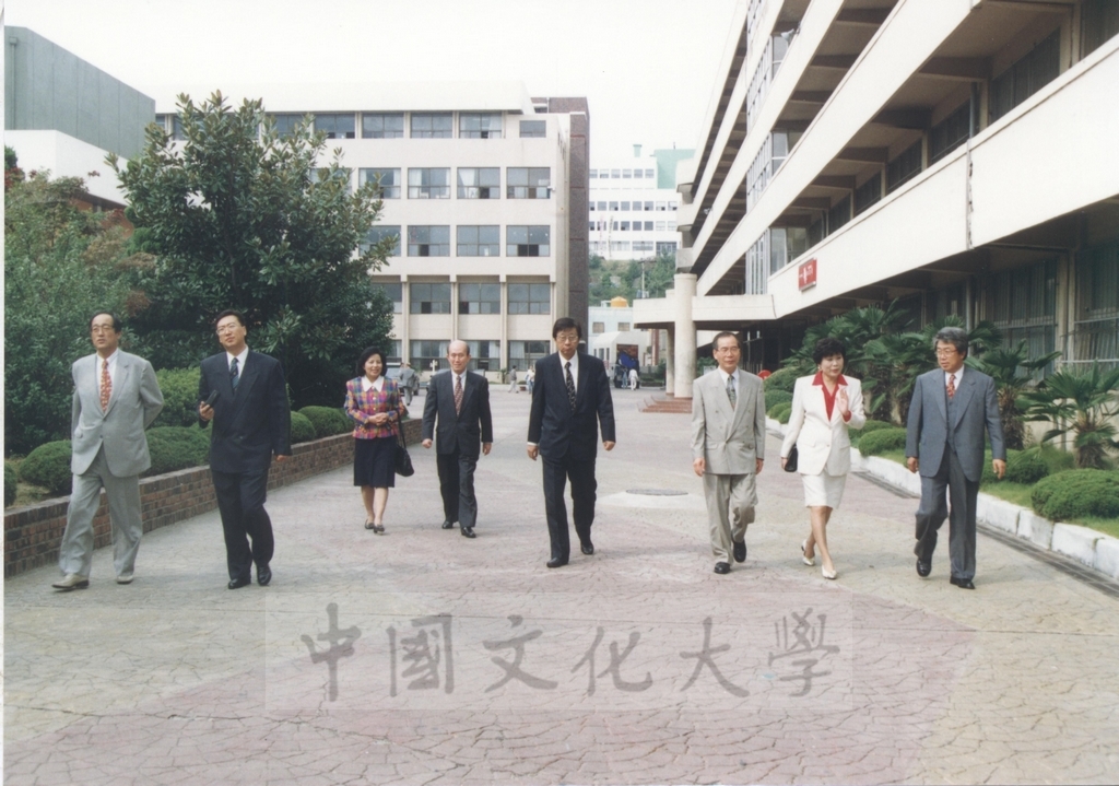 1995年9月28日至10月1日董事長張鏡湖率同董事穆閩珠、學務長陳嘉遠、韓文系副教授吳惠純出訪韓國的圖檔，第3張，共48張