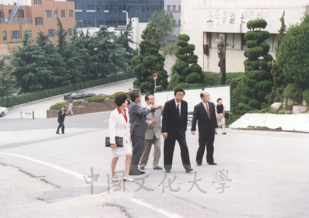 1995年9月28日至10月1日董事長張鏡湖率同董事穆閩珠、學務長陳嘉遠、韓文系副教授吳惠純出訪韓國的圖檔，第4張，共48張