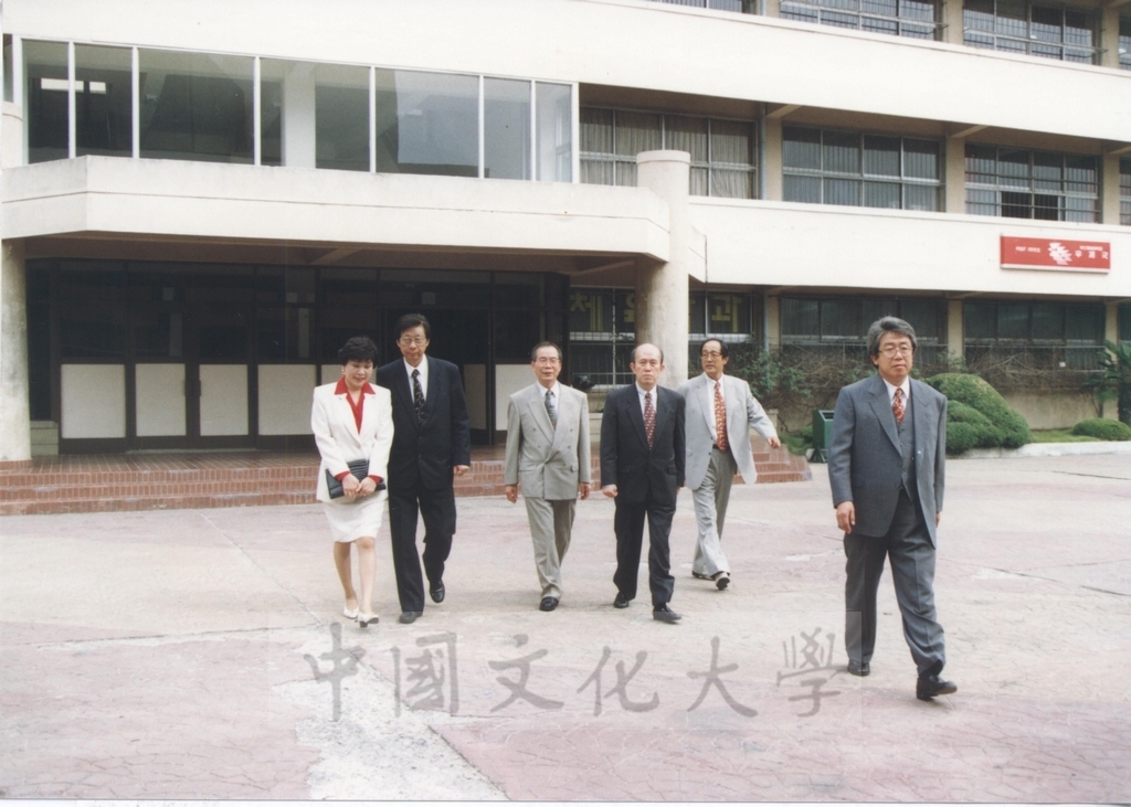 1995年9月28日至10月1日董事長張鏡湖率同董事穆閩珠、學務長陳嘉遠、韓文系副教授吳惠純出訪韓國的圖檔，第13張，共48張