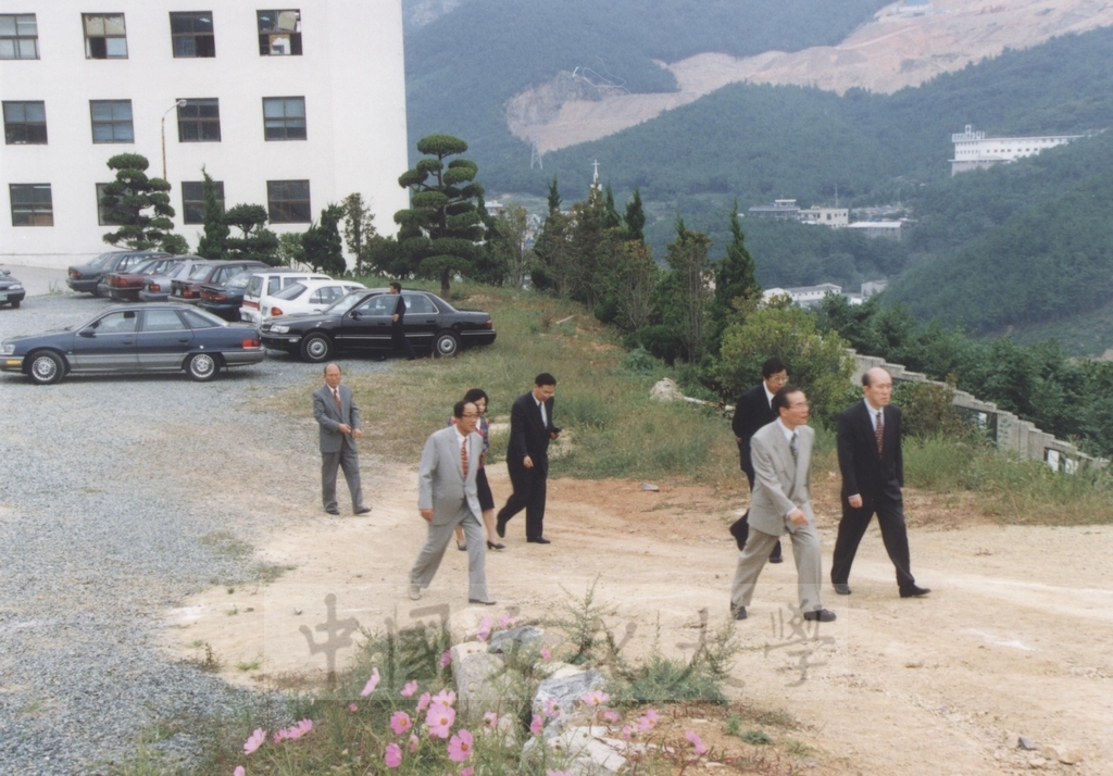 1995年9月28日至10月1日董事長張鏡湖率同董事穆閩珠、學務長陳嘉遠、韓文系副教授吳惠純出訪韓國的圖檔，第33張，共48張