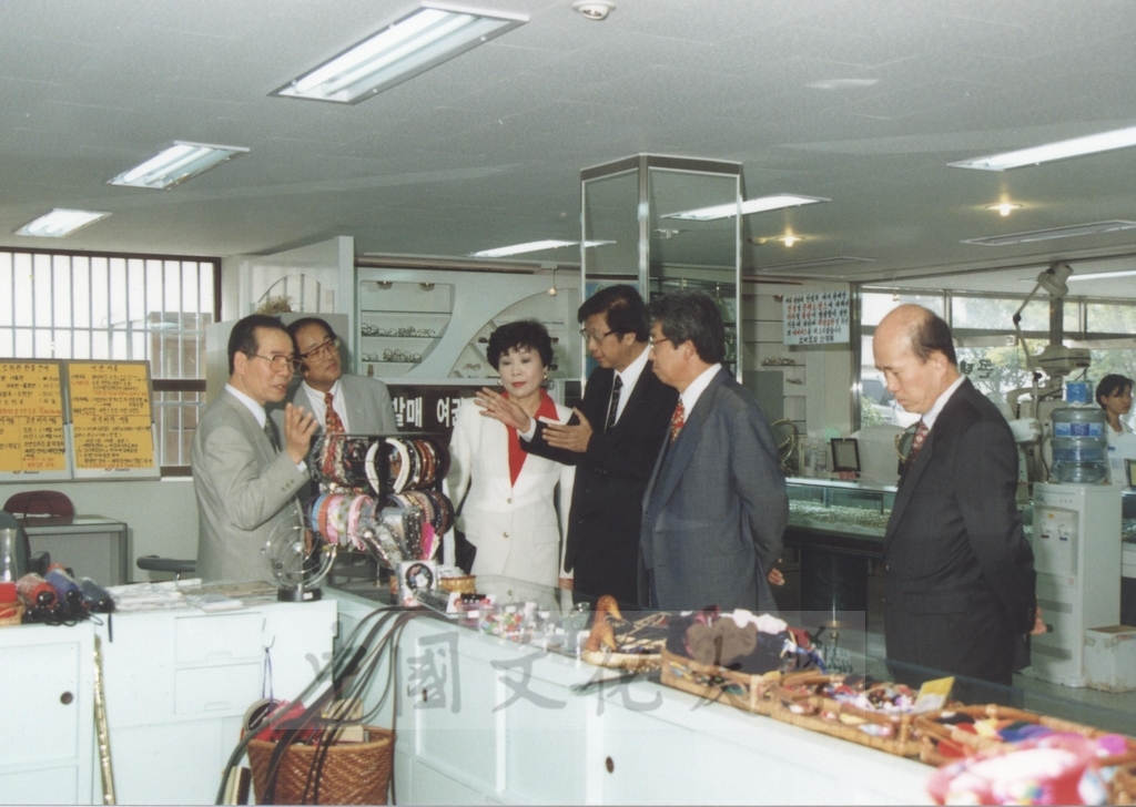 1995年9月28日至10月1日董事長張鏡湖率同董事穆閩珠、學務長陳嘉遠、韓文系副教授吳惠純出訪韓國的圖檔，第44張，共48張