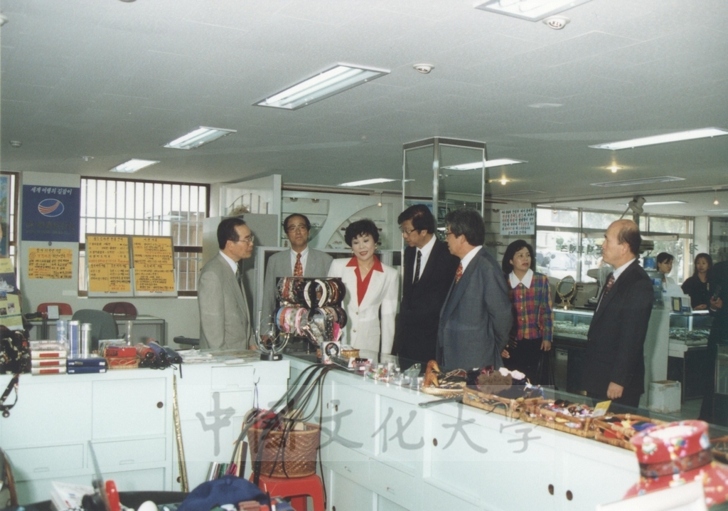 1995年9月28日至10月1日董事長張鏡湖率同董事穆閩珠、學務長陳嘉遠、韓文系副教授吳惠純出訪韓國的圖檔，第45張，共48張