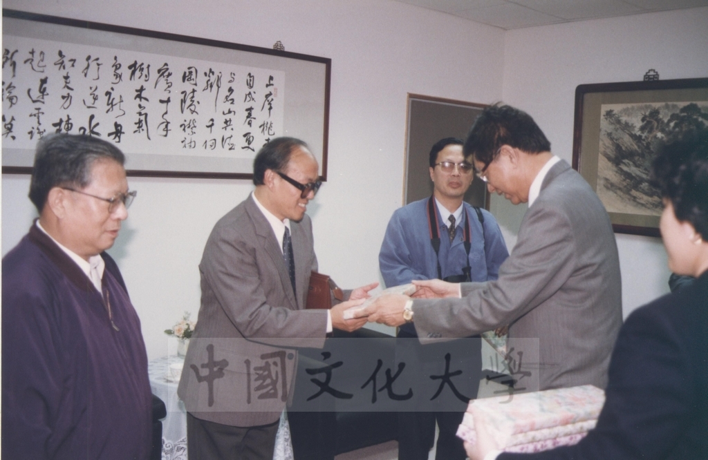 1995年10月26日本校土資系邀請大陸學者蒞校參訪，並由教授吳功顯陪同拜會董事長張鏡湖的圖檔，第3張，共5張