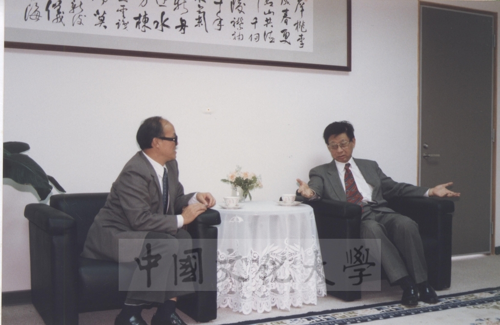 1995年10月26日本校土資系邀請大陸學者蒞校參訪，並由教授吳功顯陪同拜會董事長張鏡湖的圖檔，第4張，共5張