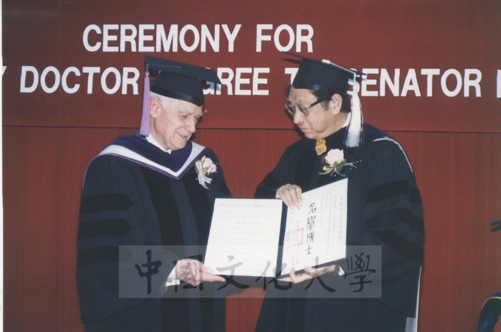 1996年2月9日美國聯邦參議員哈特斐(Senator Mark Hatfield)先生獲頒本校名譽法學博士學位頒贈典禮的圖檔，第6張，共15張