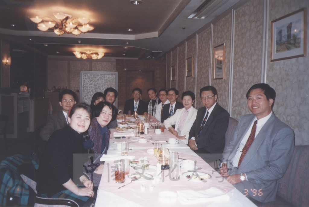 1996年3月31日董事長張鏡湖率同校長林彩梅等一行與本校東京校友會廖煜仁會長及留學生代表十餘人餐敘景況的圖檔，第1張，共1張