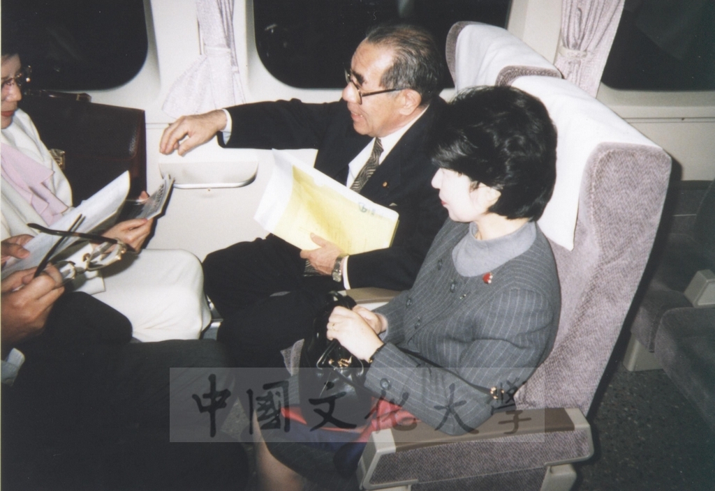 1996年4月1日董事長張鏡湖率同校長林彩梅等一行由日本參議員木宮和彥(常葉學園理事長)夫婦陪同參觀濱松大學及常葉園大學的圖檔，第1張，共21張