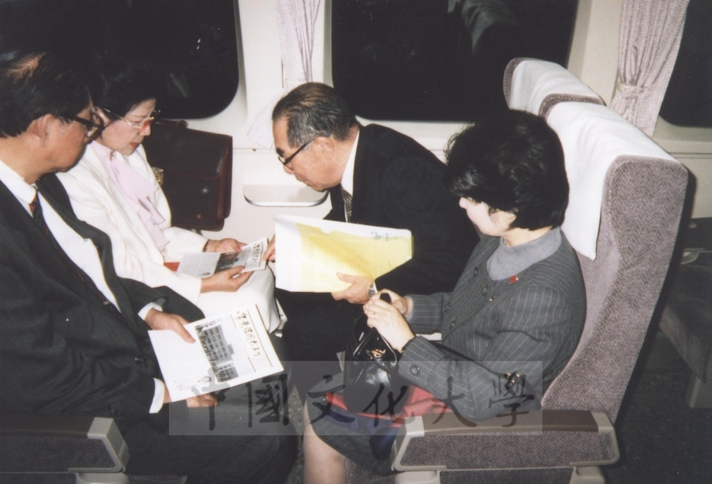1996年4月1日董事長張鏡湖率同校長林彩梅等一行由日本參議員木宮和彥(常葉學園理事長)夫婦陪同參觀濱松大學及常葉園大學的圖檔，第2張，共21張