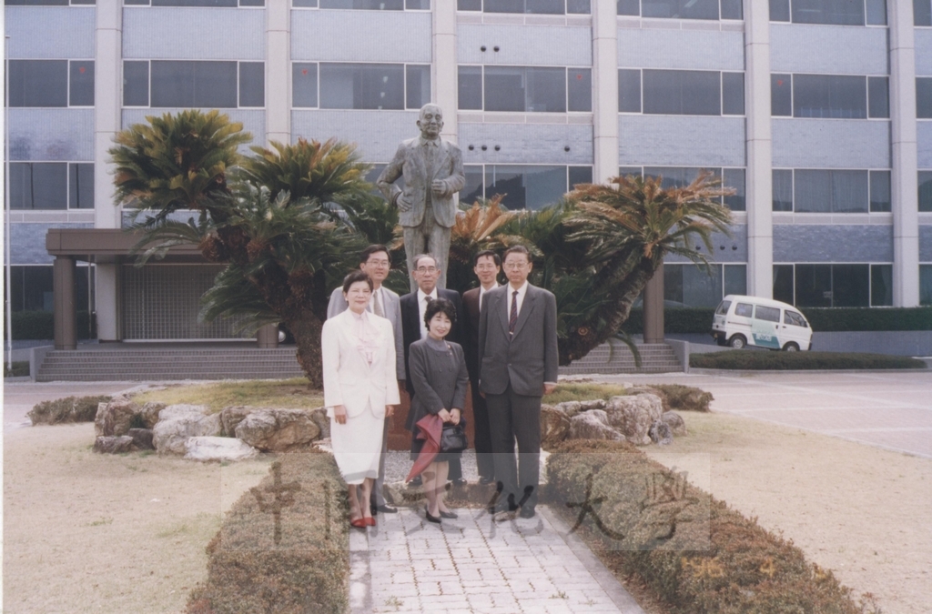 1996年4月1日董事長張鏡湖率同校長林彩梅等一行由日本參議員木宮和彥(常葉學園理事長)夫婦陪同參觀濱松大學及常葉園大學的圖檔，第3張，共21張
