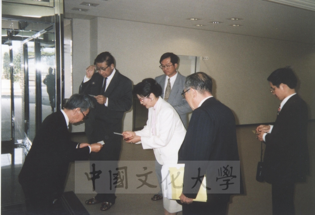 1996年4月1日董事長張鏡湖率同校長林彩梅等一行由日本參議員木宮和彥(常葉學園理事長)夫婦陪同參觀濱松大學及常葉園大學的圖檔，第4張，共21張