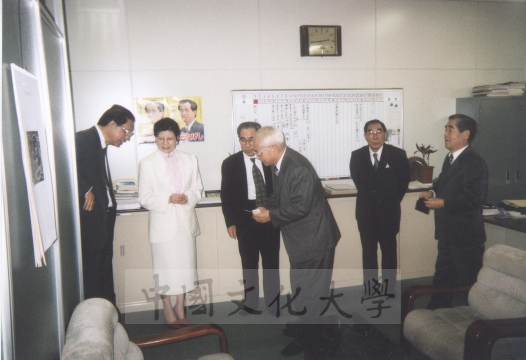1996年4月1日董事長張鏡湖率同校長林彩梅等一行由日本參議員木宮和彥(常葉學園理事長)夫婦陪同參觀濱松大學及常葉園大學的圖檔，第5張，共21張