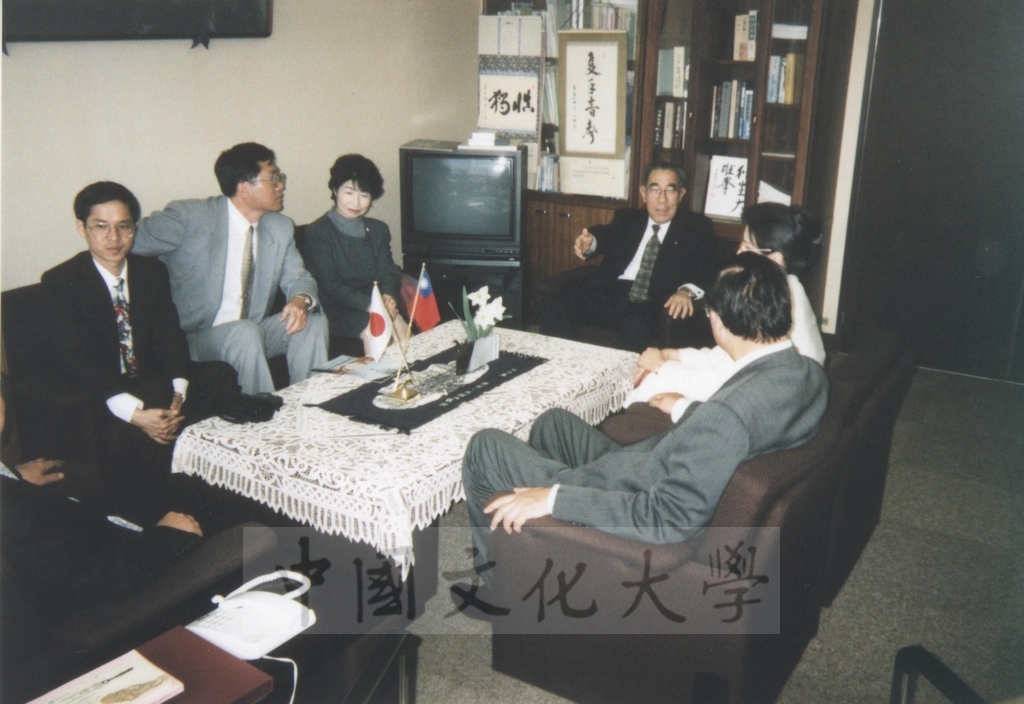 1996年4月1日董事長張鏡湖率同校長林彩梅等一行由日本參議員木宮和彥(常葉學園理事長)夫婦陪同參觀濱松大學及常葉園大學的圖檔，第6張，共21張