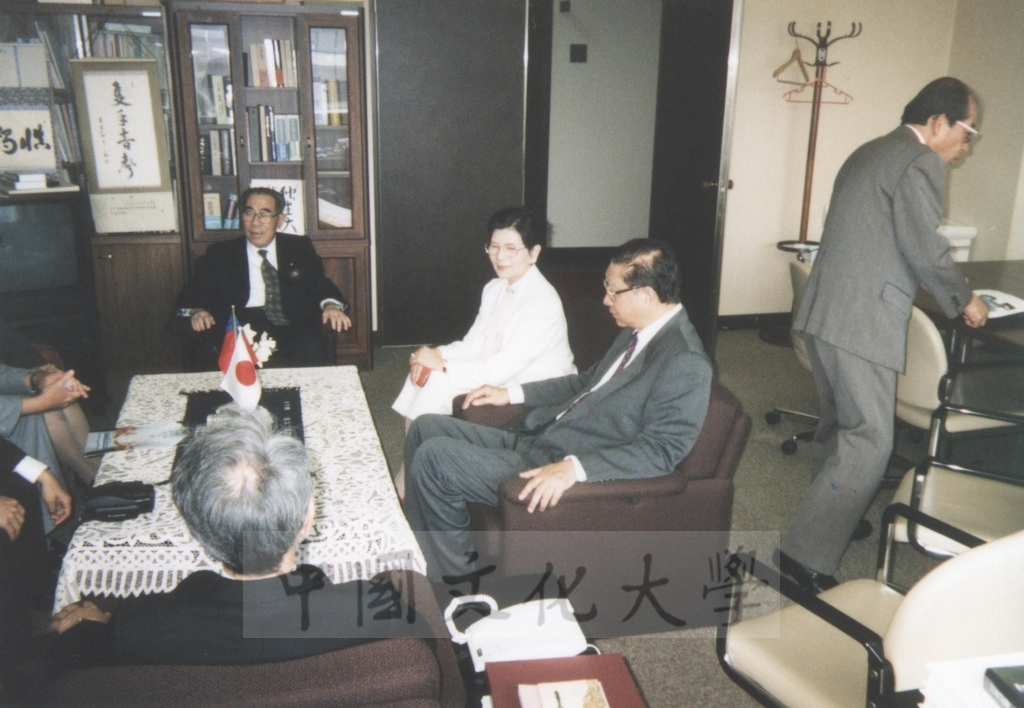 1996年4月1日董事長張鏡湖率同校長林彩梅等一行由日本參議員木宮和彥(常葉學園理事長)夫婦陪同參觀濱松大學及常葉園大學的圖檔，第7張，共21張