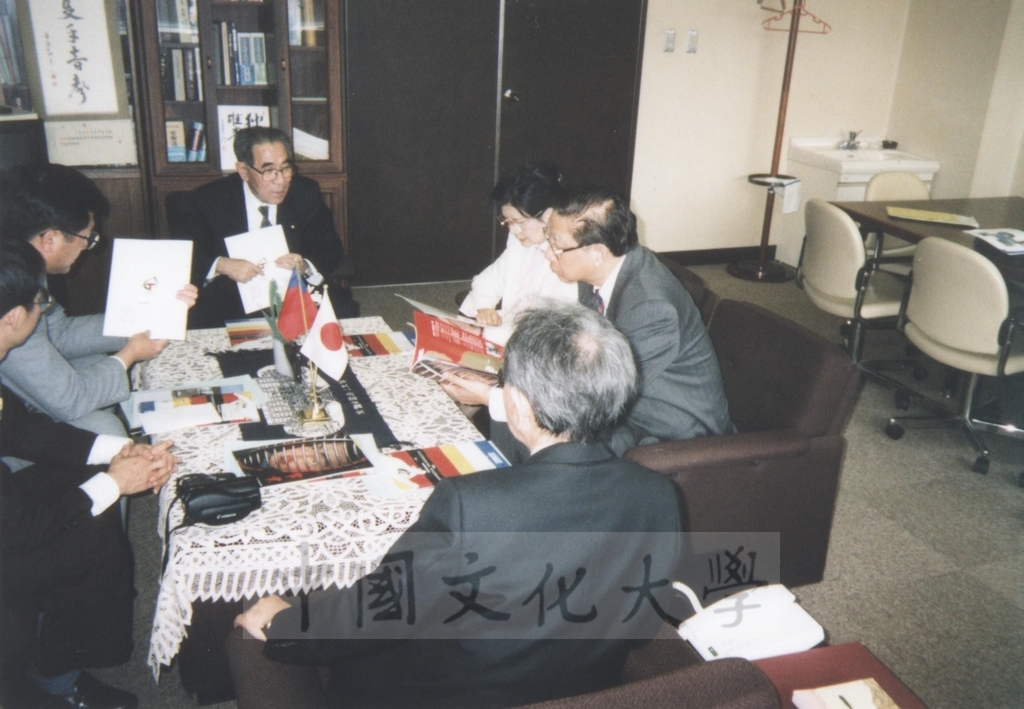 1996年4月1日董事長張鏡湖率同校長林彩梅等一行由日本參議員木宮和彥(常葉學園理事長)夫婦陪同參觀濱松大學及常葉園大學的圖檔，第8張，共21張