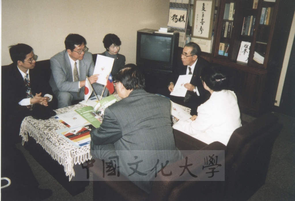 1996年4月1日董事長張鏡湖率同校長林彩梅等一行由日本參議員木宮和彥(常葉學園理事長)夫婦陪同參觀濱松大學及常葉園大學的圖檔，第9張，共21張