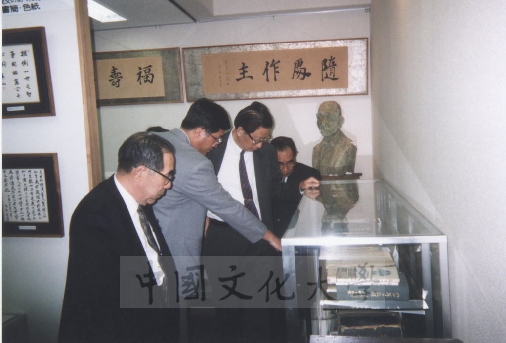 1996年4月1日董事長張鏡湖率同校長林彩梅等一行由日本參議員木宮和彥(常葉學園理事長)夫婦陪同參觀濱松大學及常葉園大學的圖檔，第10張，共21張