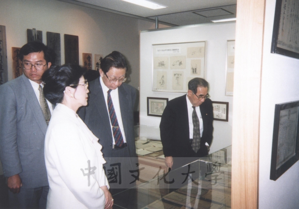 1996年4月1日董事長張鏡湖率同校長林彩梅等一行由日本參議員木宮和彥(常葉學園理事長)夫婦陪同參觀濱松大學及常葉園大學的圖檔，第11張，共21張