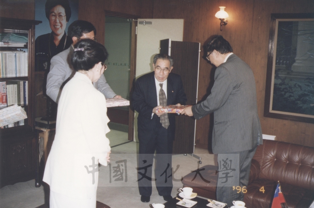 1996年4月1日董事長張鏡湖率同校長林彩梅等一行由日本參議員木宮和彥(常葉學園理事長)夫婦陪同參觀濱松大學及常葉園大學的圖檔，第14張，共21張