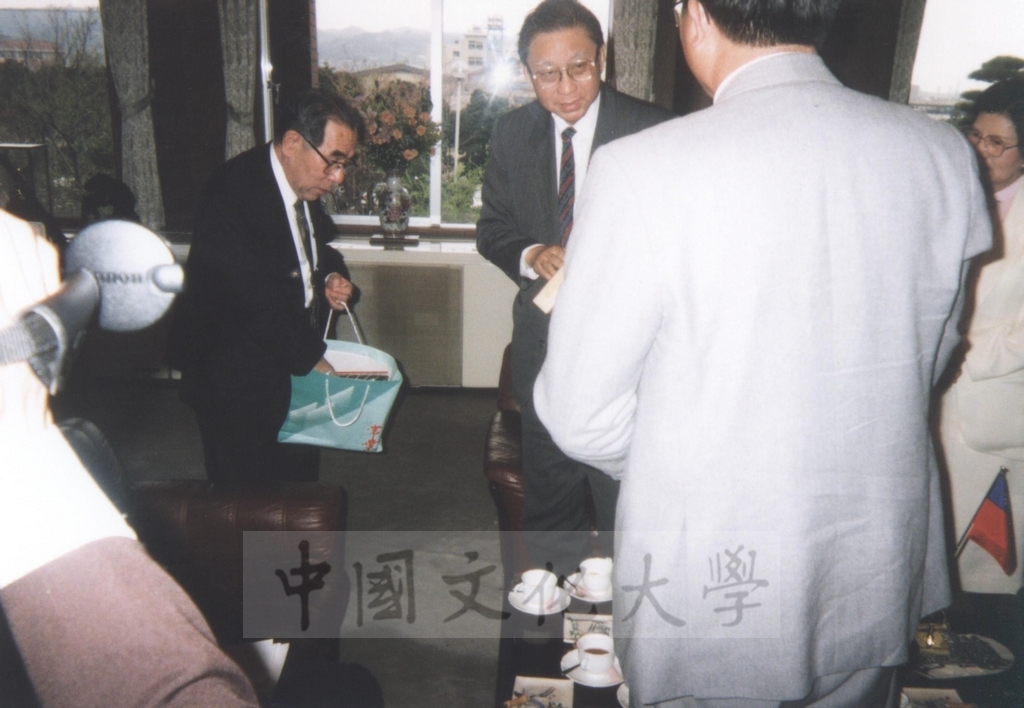 1996年4月1日董事長張鏡湖率同校長林彩梅等一行由日本參議員木宮和彥(常葉學園理事長)夫婦陪同參觀濱松大學及常葉園大學的圖檔，第16張，共21張