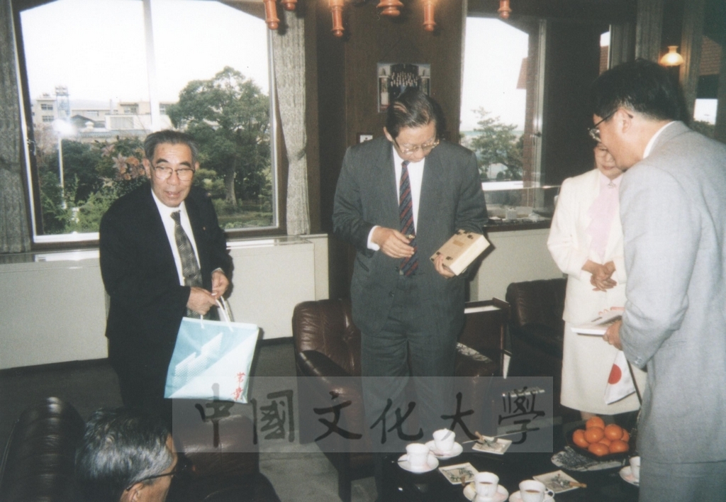 1996年4月1日董事長張鏡湖率同校長林彩梅等一行由日本參議員木宮和彥(常葉學園理事長)夫婦陪同參觀濱松大學及常葉園大學的圖檔，第17張，共21張