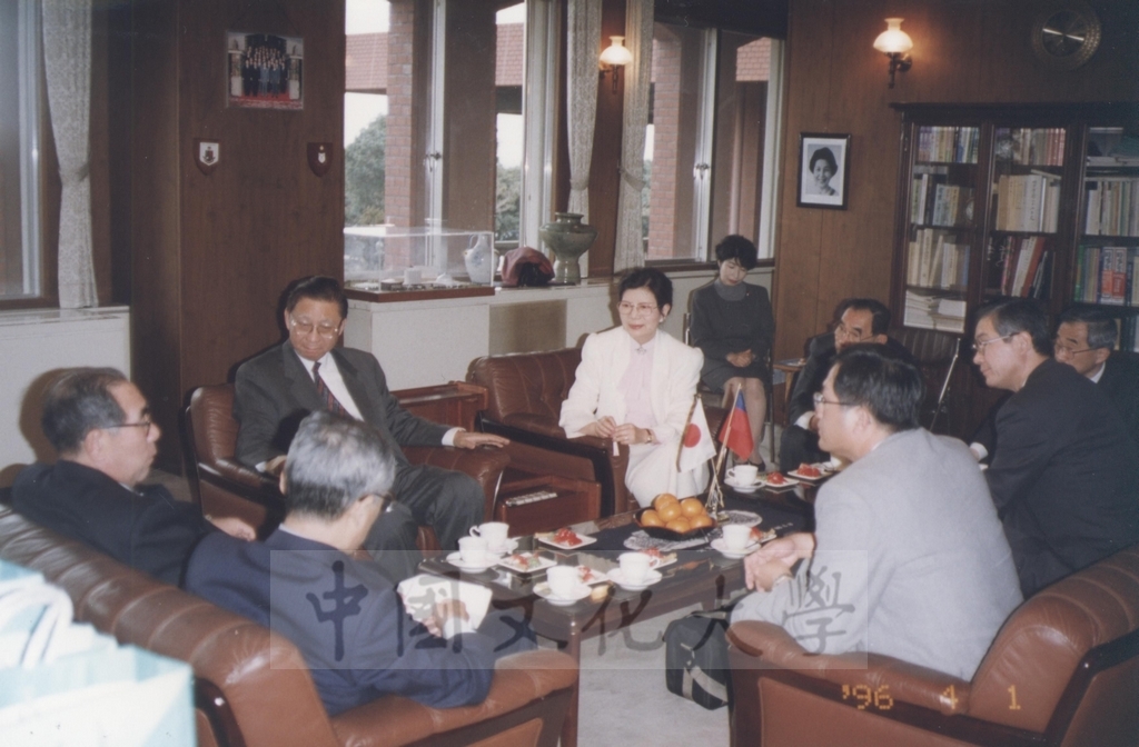 1996年4月1日董事長張鏡湖率同校長林彩梅等一行由日本參議員木宮和彥(常葉學園理事長)夫婦陪同參觀濱松大學及常葉園大學的圖檔，第18張，共21張